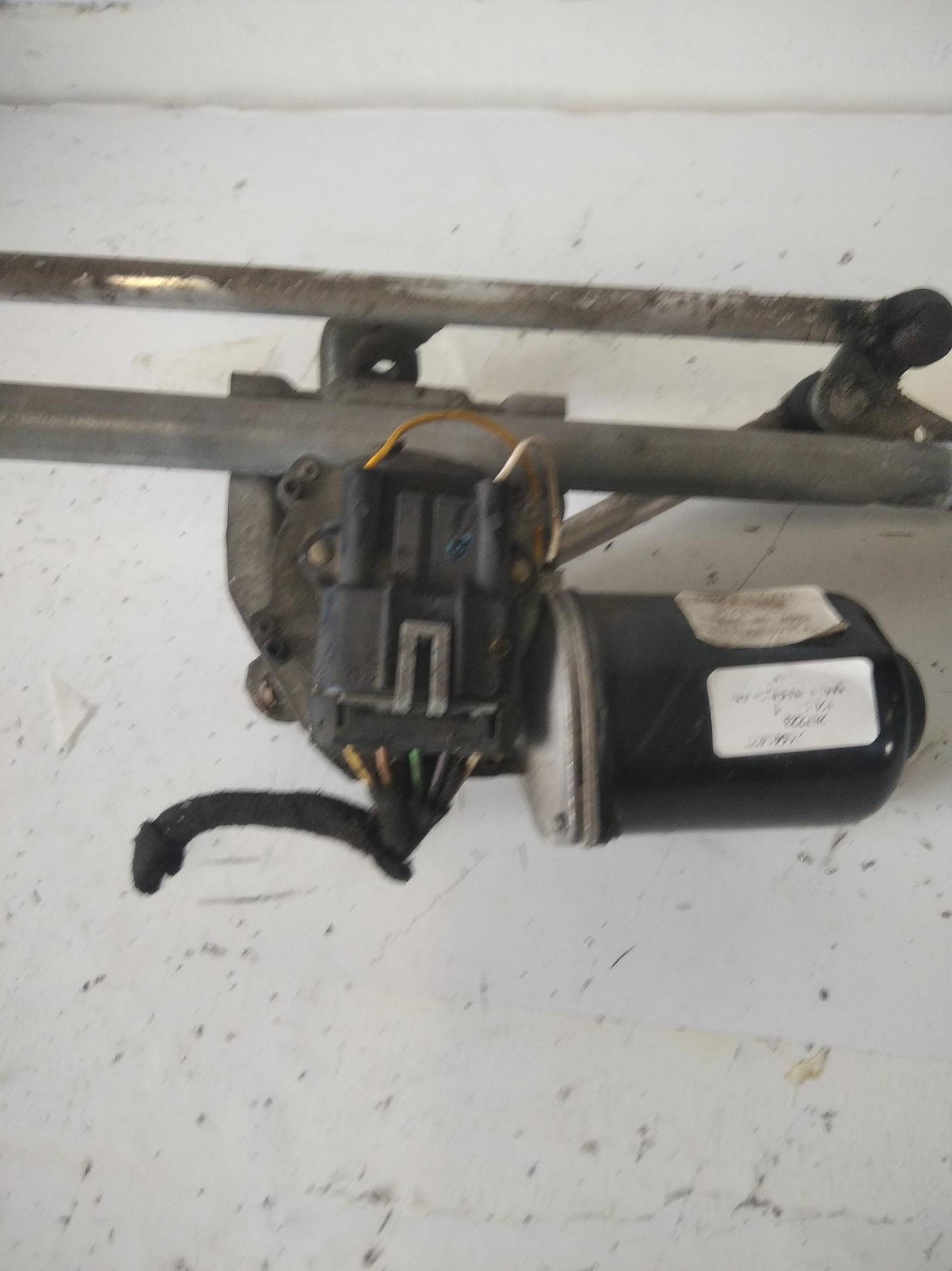 Braccio tergiparabrezza dx.